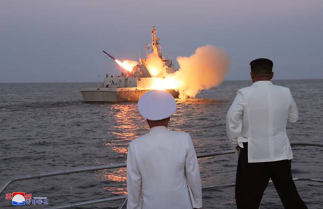 조선중앙통신은 김정은 북한 국무위원장이 “경비함 해병들의 전략순항미싸일(미사일) 발사 훈련을 참관했다”고 지난해 8월21일 보도했다. 조선중앙통신|연합뉴스