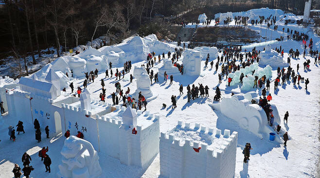과거 ‘태백산 눈축제’ 개최 당시 태백산국립공원에 조성됐던 눈 조각 전시장 전경. 태백시 제공