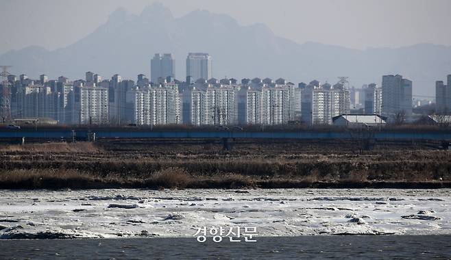 전국 곳곳에 한파와 대설 특보가 발효된 24일 경기 김포시 전류리포구 일대 한강 일부 구간에 얼음이 떠 있다.