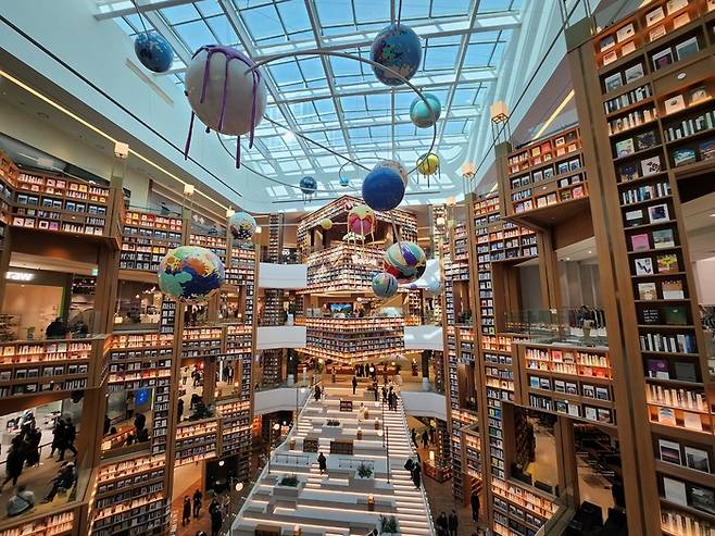 24일 경기도 수원시 장안구 ‘스타필드 수원’에서 열린 프리 오픈 행사를 찾은 시민들이 별마당 도서관을 둘러보고 있다.[사진=김현정 기자]