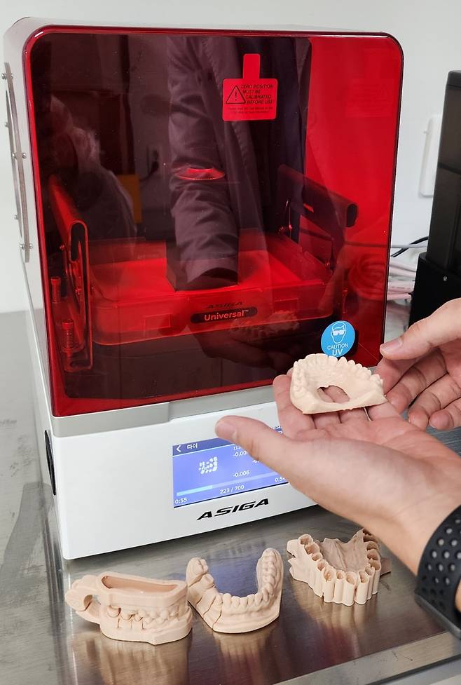 중앙보훈병원이 24일 개원한 치과병원은 최신 3D 프린터가 환자별 맞춤형 임플란트를 위한 구조물을 출력한다. 개당 1~3시간이 소요된다. /사진=정심교 기자