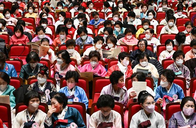 2023년 2월 23일 서울 마포구 마포아트센터에서 일성영자중고등학교 만학도 학생들 졸업식이 열려 많은 학생들이 참석하고 있다. [사진=임세준 기자/jun@heraldcorp.com]