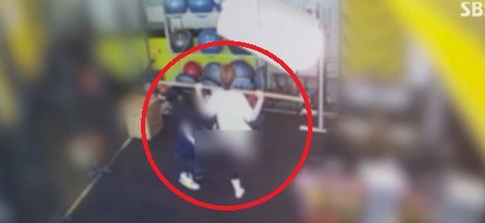 헬스장 CCTV에 포착된 피해 여성의 PT 장면이다. (사진=SBS 모닝와이드 방송화면) *재판매 및 DB 금지