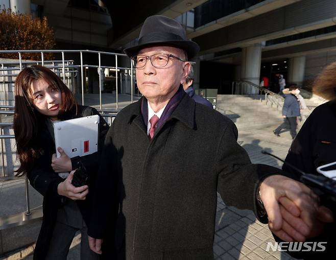 [서울=뉴시스] 김진아 기자 = 박근혜 정부 시절 이른바 '문화계 블랙리스트' 사건으로 재판에 넘겨진 김기춘 전 대통령 비서실장이 24일 서울 서초구 서울고등법원에서 열린  파기환송심에서 징역 2년을 선고받은 후 법정을 나서고 있다. 함께 기소된 조윤선 전 문화체육관광부 장관은 징역 1년 2개월을 선고받았다. 2024.01.24. bluesoda@newsis.com