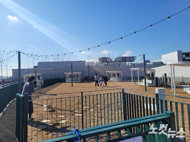 8층 옥상의 '스타가든'에서는 반려동물과 함께 산책할 수 있는 펫파크가 마련돼 있다. 황영찬 기자