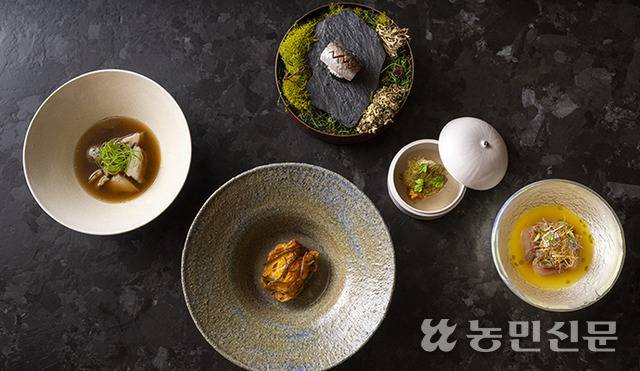 한식을 재해석한 미국 뉴욕 ‘아토믹스’의 다양한 코스요리.