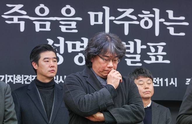 지난 12일 서울 중구 한국프레스센터에서 열린 '고(故) 이선균 배우의 죽음을 마주하는 문화예술인들의 요구' 성명서 발표에서 영화감독 봉준호가 생각에 잠겨 있다. 최상수 기자