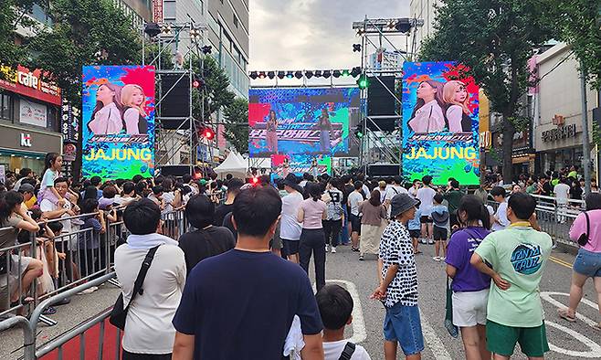 상권 활성화에 효자 노릇을 하고 있는 ‘부평 르네상스 문화 페스타’를 시민들이 즐기고 있다. 부평구 제공