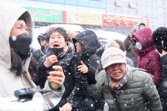 23일 오후 충남 서천군 서천읍 화재 피해를 본 서천특화시장 일부 상인들이 "시장을 방문한 윤석열 대통령이 정작 피해 상인들에게 한 마디 위로나 어떠한 발언도 없이 사진만 찍고 갔다"며 분노를 표출하고 있다. 서천=연합뉴스