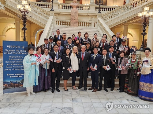 미국 조지아 주의회, '미주 한인의 날' 결의안 채택 (애틀랜타=연합뉴스) 이종원 통신원 = 미국 조지아 주의회가 23일(현지시간) '미주 한인의 날' 결의안을 채택했다. 브라이언 켐프 주지사가 애틀랜타 한인들과 기념 촬영을 하고 있다.
앞줄 왼쪽 네 번째부터 서상표 애틀랜타 총영사, 홍수정 주 하원의원, 마티 켐프 주지사 부인, 브라이언 켐프 조지아 주지사, 샘박 주 하원의원, 이홍기 애틀랜타 한인회장, 마이클 박 귀넷 카운티 예산결산심의위원. 2024.1.24 higher2501@yna.co.kr