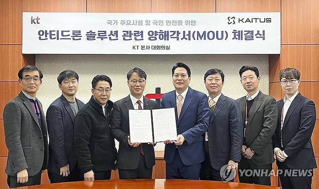 KT, KAITUS와 안티드론 플랫폼 구축 MOU 체결 (서울=연합뉴스) KT는 카이투스테크놀로지(이하 KAITUS)와 지난 23일 국가주요시설 및 시민의 안전을 위한 안티드론 플랫폼 구축 및 서비스 협력을 위한 업무협약(MOU)을 체결했다고 24일 밝혔다. 사진은 협약 체결 후 기념 촬영하는 성원제 KT강남법인고객본부장(왼쪽 네 번째부터), 김원희 카이투스테크놀로지 대표이사 및 관계자들. 2024.1.24 [KT 제공. 재판매 및 DB 금지] photo@yna.co.kr