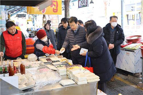 광주지방국세청, 전통시장 장보기 행사 [광주지방국세청 제공·재판매 및 DB 금지]