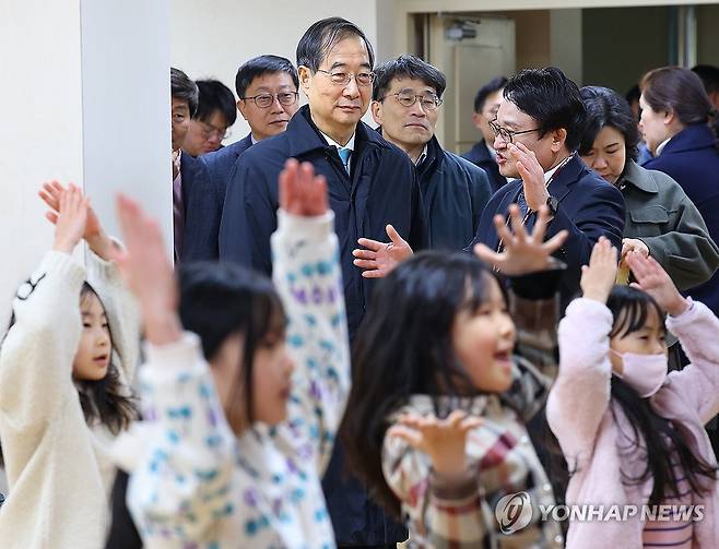 늘봄학교 현장 방문 한덕수 총리, 댄스 수업 참관 (성남=연합뉴스) 김도훈 기자 = 늘봄학교 현장 방문에 나선 한덕수 국무총리가 22일 오후 경기도 성남시 성남장안초등학교를 찾아 이상철 교장의 설명을 들으며 댄스 수업을 참관하고 있다. 2023.12.22 superdoo82@yna.co.kr