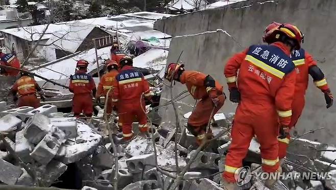 中 산사태 실종자 수색하는 구조대원들 (자오퉁 신화=연합뉴스) 22일 산사태가 발생한 중국 윈난성 자오퉁에서 구조대원들이 실종자를 수색하고 있다. 이날 산사태로 주민 44명이 매몰된 것으로 파악됐다. 2024.01.22 passion@yna.co.kr