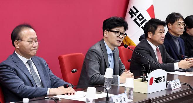 한동훈(왼쪽에서 두 번째) 국민의힘 비상대책위원장이 25일 오전 서울 여의도 중앙당사에서 열린 비대위 회의에서 모두발언을 하고 있다. (사진=뉴스1)