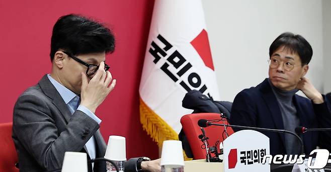 국민의힘 한동훈 비상대책위원장과 김경율 비대위원이 25일 오전 서울 여의도 중앙당사에서 열린 비대위 회의에 자리하고 있다. 2024.1.25/뉴스1 ⓒ News1 구윤성 기자