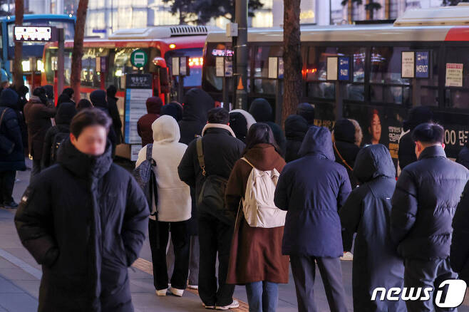 전국에 한파가 몰아닥친 23일 저녁 서울 중구 지하철 2호선 을지로입구역 인근 버스정류장에서 퇴근길 시민들이 길게 줄을 서 버스를 기다리고 있다. 2024.1.23/뉴스1 ⓒ News1 민경석 기자