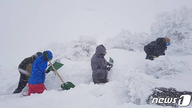 제주도 세계유산본부가 한라산 일대 폭설로 오는 26일까지 입산을 전면 통제한다. 제주세계유산본부 직원들이 한라산탐방로 사전 길트기 작업을 하고 있다.(제주도 제공)/뉴스1