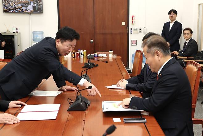 서태원 경기 가평군수(왼쪽)가 25일 국회에서 이상민 행정안전부 장관(오른쪽)을 만나 접경지역 지정을 요청하고 있다.(가평군 제공)/뉴스1