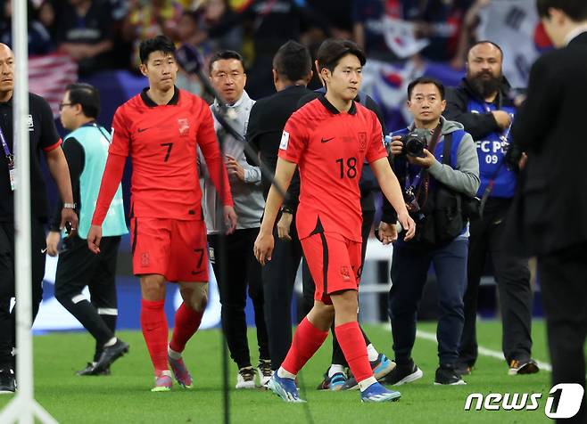 대한민국 축구대표팀 손흥민과 이강인이 25일(현지시간) 카타르 알와크라 알자누브 스타디움에서 열린 2023 아시아축구연맹(AFC) 카타르 아시안컵 조별리그 E조 조별리그 3차전 대한민국과 말레이시아의 경기에서 3-3 무승부를 기록한 후 아쉬워하고 있다. 2024.1.25/뉴스1 ⓒ News1 김성진 기자