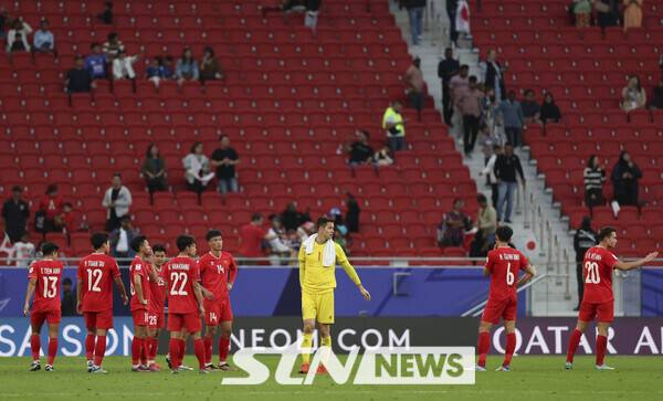 베트남 축구 대표팀 선수들이 14일(현지시간) 카타르 도하 알수마마 스타디움에서 열린 AFC 카타르 아시안컵 2023 조별리그 D조 1차전 일본 대 베트남의 경기 종료 후 아쉬움을 달래고 있다. 사진┃뉴시스