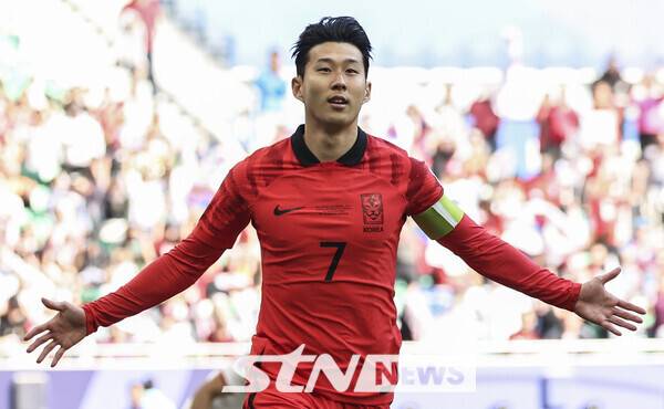 페널티킥을 성공시킨 손흥민. 사진┃뉴시스