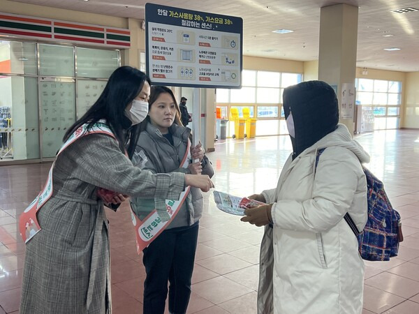 동서발전 직원이 시민에게 방한용품과 안내문을 나눠주고 에너지 절약 방법을 설명하는 모습 ⓒ한국동서발전