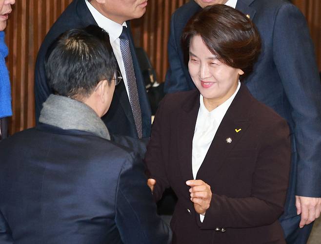 정의당 이은주 의원이 25일 국회에서 열린 본회의에서 동료 의원들과 인사를 나누고 있다. /연합뉴스