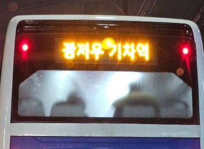 한 네티즌이 수원시에서 '광저우 기차역'이라고 적힌 버스를 목격했다며 제보한 사진. /인스타그램