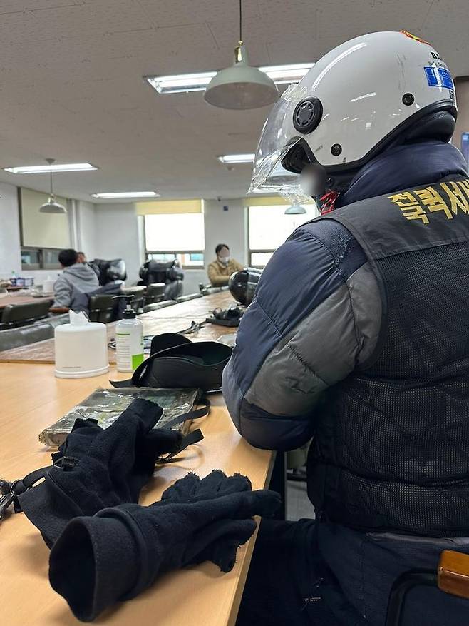 퀵서비스 배달기사가 휴서울이동노동자 북창쉼터에서 헬멧을 벗고 있다.ⓒ데일리안 김하나 기자