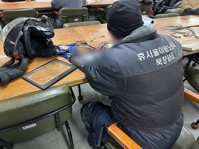 퀵서비스 배달기사가 휴서울이동노동자 북창쉼터에서 휴대전화 4대를 충전하고 있다.ⓒ데일리안 김하나 기자