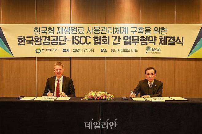 정재웅 한국환경공단 자원순환이사(오른쪽)과 ISCC협회 Jan M. Henke 이사가 24일 오전 서울 롯데시티호텔 마포에서 국내 재생원료 사용활성화를 위한 업무협약을 체결했다. ⓒ한국환경공단