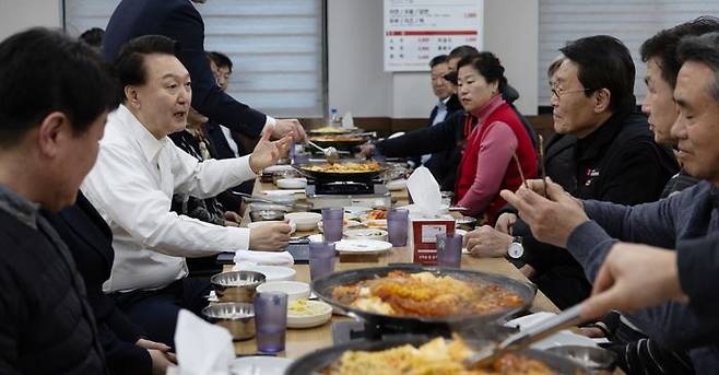 윤석열 대통령이 25일 경기 의정부 한 식당에서 의정부 제일시장 상인 대표자들과 부대찌개로 오찬을 하고 있다. ⓒ대통령실