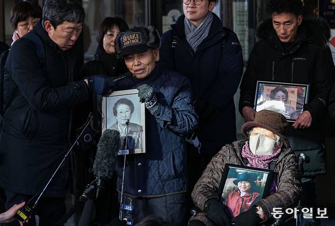 25일 오전 서울 서초구 대법원에서 열린 일제 강제동원 후지코시 상대 손배소송 상고심 선고에서 원고 일부승소 판결 원심이 확정된 뒤 피해자 고(故) 임영숙 씨의 남편 김명배 씨가 소감을 말하고 있다. 이한결 기자 always@donga.com