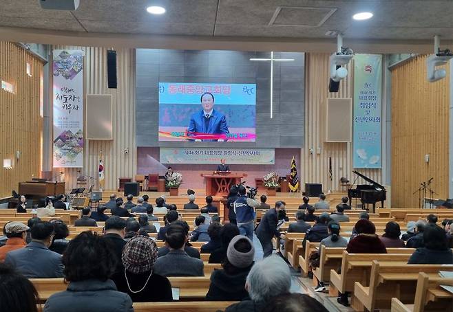 부산기독교총연합회 대표회장 강안실 목사가 25일 동래중앙교회에서 취임인사를 하고 있다. 부산기독교총연합회 제공