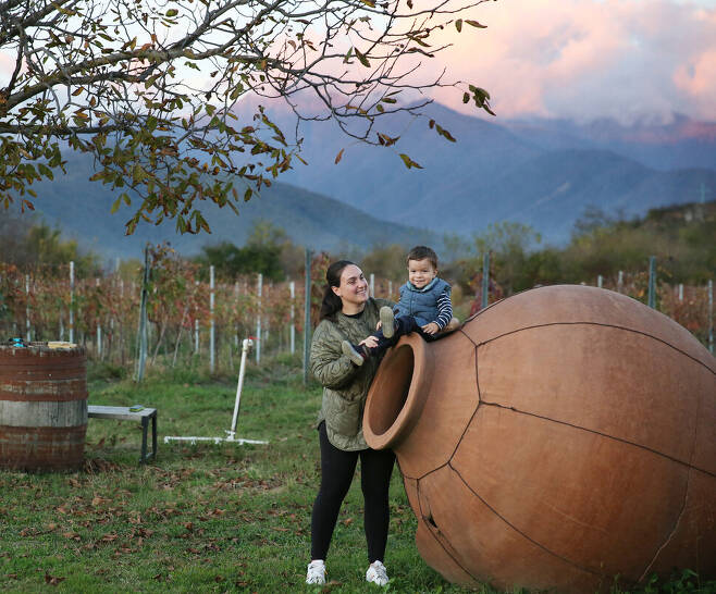 조지아의 장엄한 자연에 기대어 사는 조지아인들. 와인농장 슈미 주인과 그의 아들. 박미향 기자