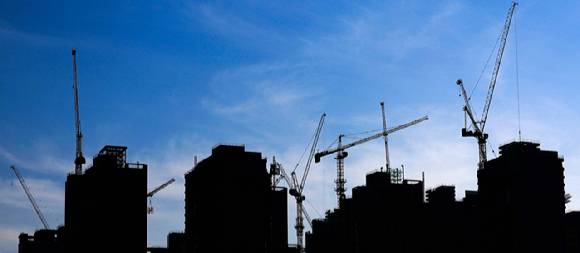 서울의 한 아파트 공사 현장에 타워크레인이 설치돼 있다.  [사진=뉴시스]