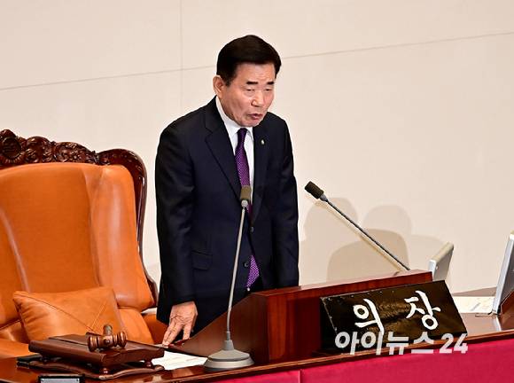 김진표 국회의장이 25일 오후 서울 여의도 국회에서 열린 본회의에서 강성희 의원 강제 퇴장 사태에 대한 입장 표명을 하고 있다. [사진=곽영래 기자]