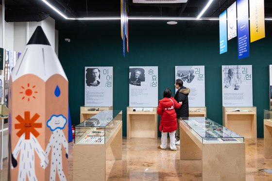 연필뮤지엄은 2021년에 개관한 동해 최초의 박물관이다. 3000여점의 연필을 보유했다. 3층에는 이어령, 김훈, 승효상 등 유명인이 쓰던 연필과 연필에 얽힌 사연을 전시했다.