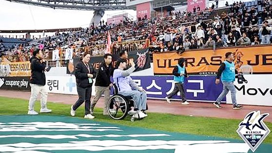 은퇴식에서 그라운드 돌며 팬들에게 유연수 선수. 사진 한국프로축구연맹