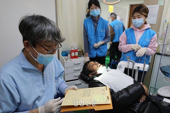 의사 이광섭씨와 딸 유진씨, 이씨 친구 딸 김나현씨가 동두천 진료소에서 치과 진료 봉사를 하고 있다.