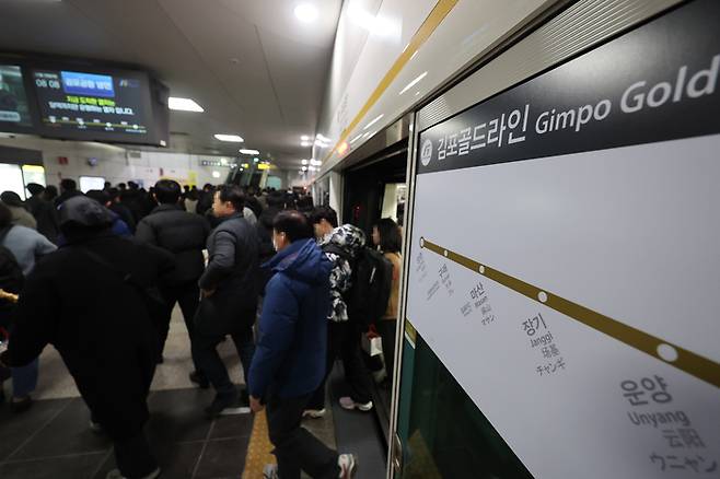지난 28일 오전 김포김포골드라인 김포공항역에서 승객들이 이동하고 있다. 연합뉴스