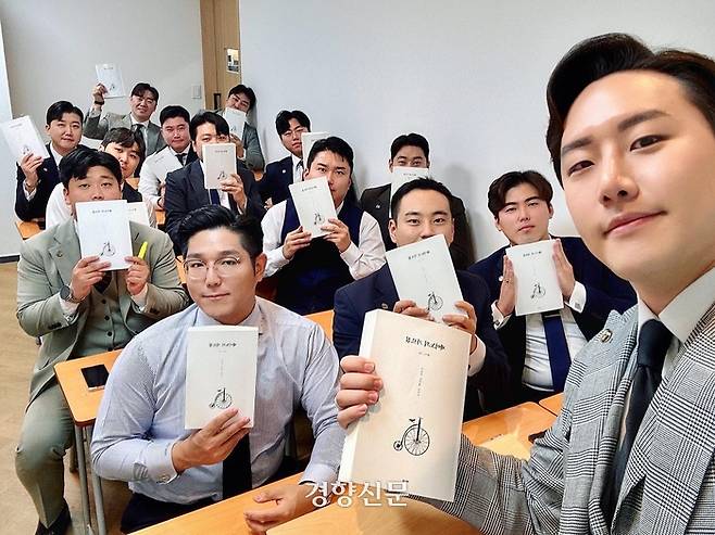 자영업자 임원우씨(34·맨 오른쪽)가 지난해 10월 서울 광진구 THE금융서비스 교육장에서 회사 구성원들과 독서토론을 진행하고 있다. 본인제공