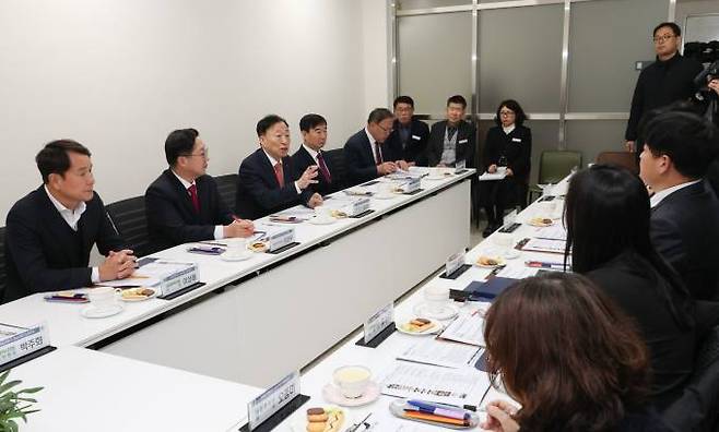 이상래 대전시의회의장, 이장우 대전시장, 설동호 대전교육감(사진 왼쪽부터)은 25일 대전형 교육발전특구 모델을 구상하기 위해 일선 학교를 방문하고 의견을 청취했다. 대전교육청