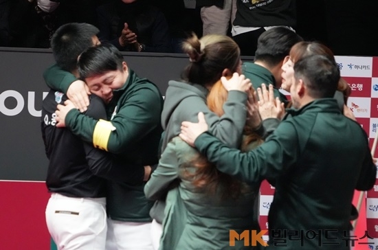 하나카드가  25일 저녁 경기도 고양 ‘킨텍스PBA스타디움’에서 열린 ‘웰컴저축은행 PBA 팀리그 23/24 포스트시즌’ 파이널 3차전에서 SK렌터카에 극적인 역전승을 거두었다. 사진은 3차전 승리 후 기뻐하고 있는 하나카드 팀원들.