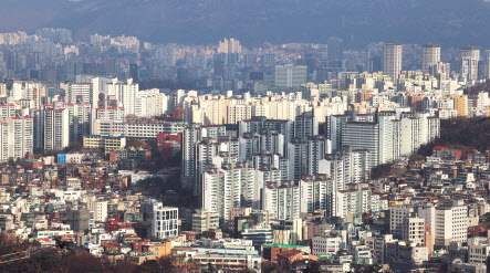 서울 중구 남산에서 바라본 서울 시내 아파트 밀집 지역의 모습 [연합]