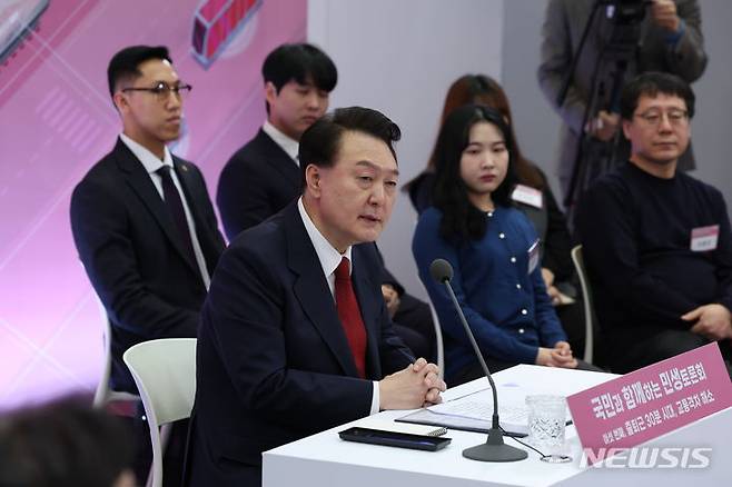 [의정부=뉴시스] 조수정 기자 = 윤석열 대통령이 25일 경기 의정부시청 대강당에서 '출퇴근 30분 시대, 교통격차 해소'를 주제로 열린 여섯번째 국민과 함께하는 민생토론회에서 발언하고 있다. 2024.01.25. chocrystal@newsis.com