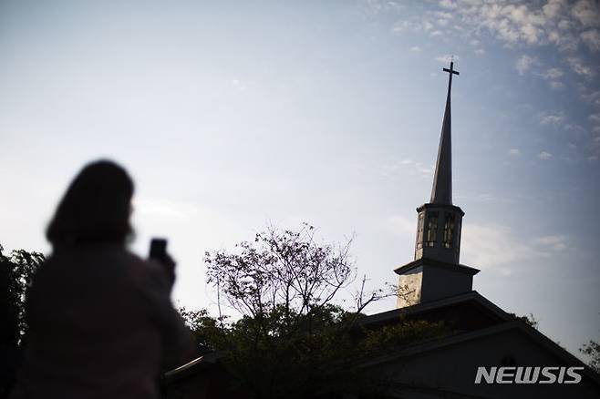 [조지아=AP/뉴시스] 자신에게 종교가 없다고 말하는 미국인이 증가하고 있다고 워싱턴포스트(WP)가 24일(현지시간) 보도했다. 최근 여론조사 결과 무교라 답한 미국인이 30%라는 결과가 나왔다. 사진은 2015년8월23일 지미 카터 전 미국 대통령의 예배 수업이 열리기 전의 모습이다. 2024.01.25.