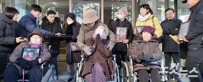 강제징용 피해 대법원 최종 승소에 피해자들이 기뻐하고 있다. 주보배 수습기자