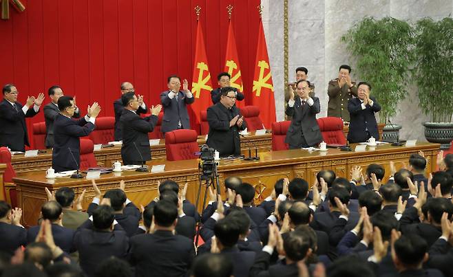 조선노동당 중앙위원회 제8기 제19차 정치국 확대회의에 참석한 김정은 북한 국무위원장. 연합뉴스